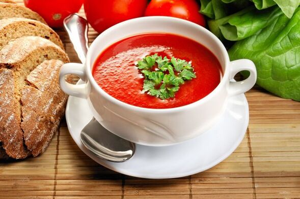 Jedilnik pitne diete lahko popestrite s paradižnikovo juho