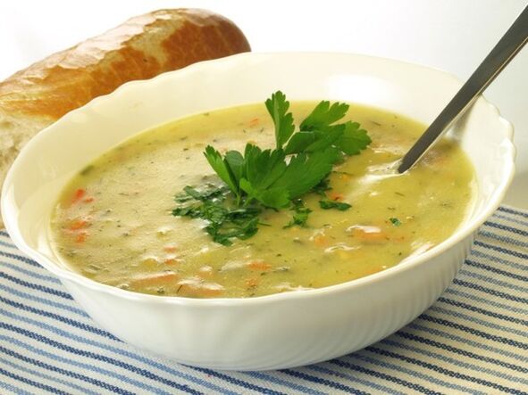 Zelenjavna pire juha z repo v meniju pitne diete za hujšanje