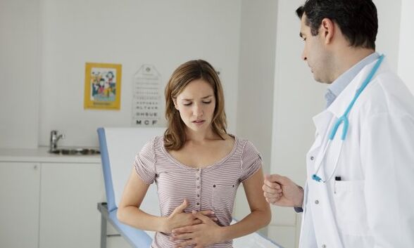Gastroenterolog bo bolniku s pankreatitisom podrobno razložil, kako jesti, da ne poškoduje telesa. 
